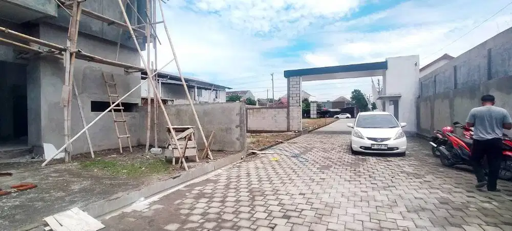 Jual Rumah Mewah Bebas Desain di Solo Baru . 2 Lantai. Bs KPR