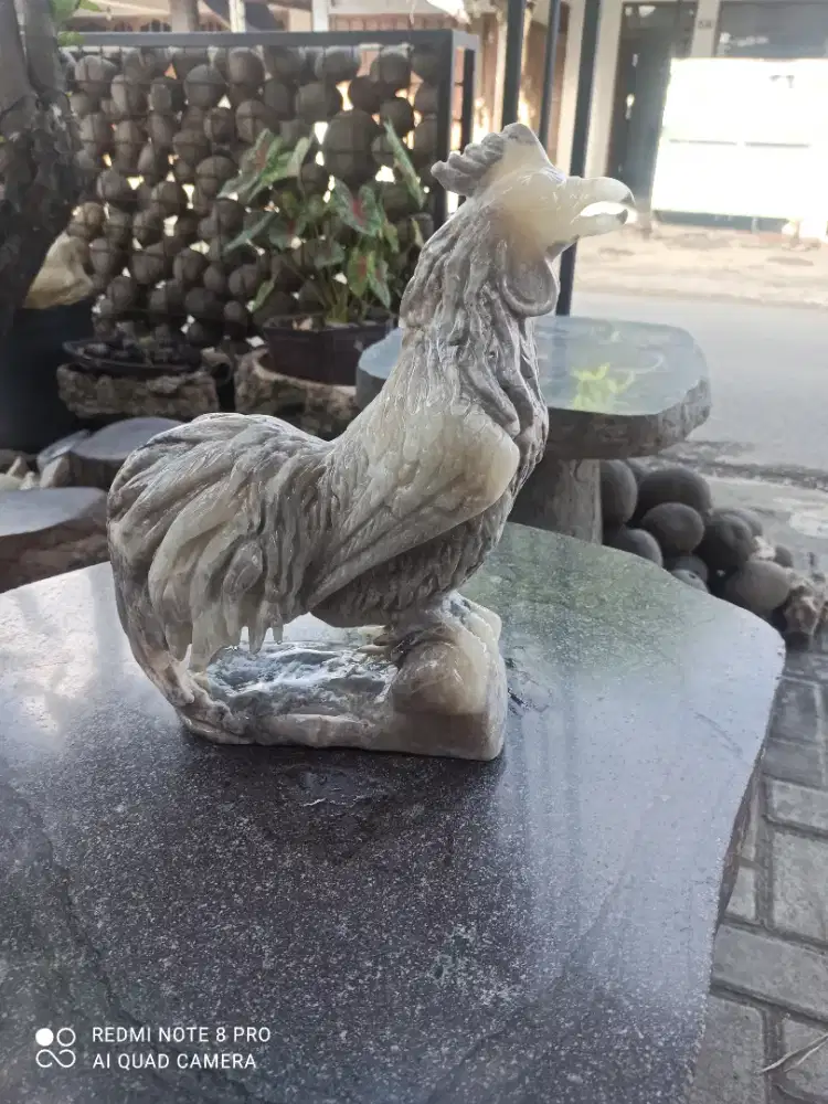 Kerajinan patung ayam batu onik