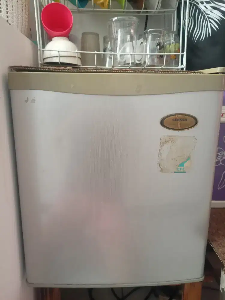 Kulkas minibar sanken mulus murah