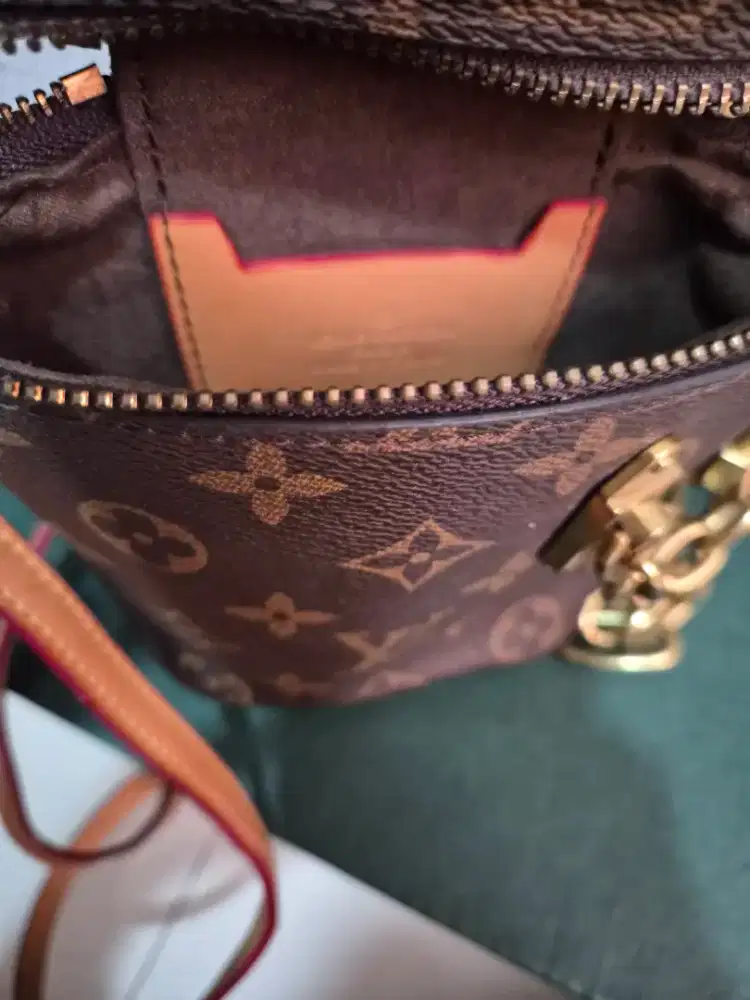 Tas kulit aksen rantai LV