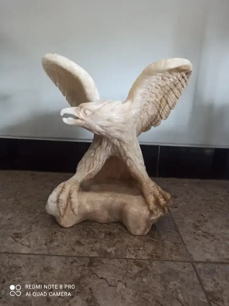 Kerajinan patung rajawali batu onik