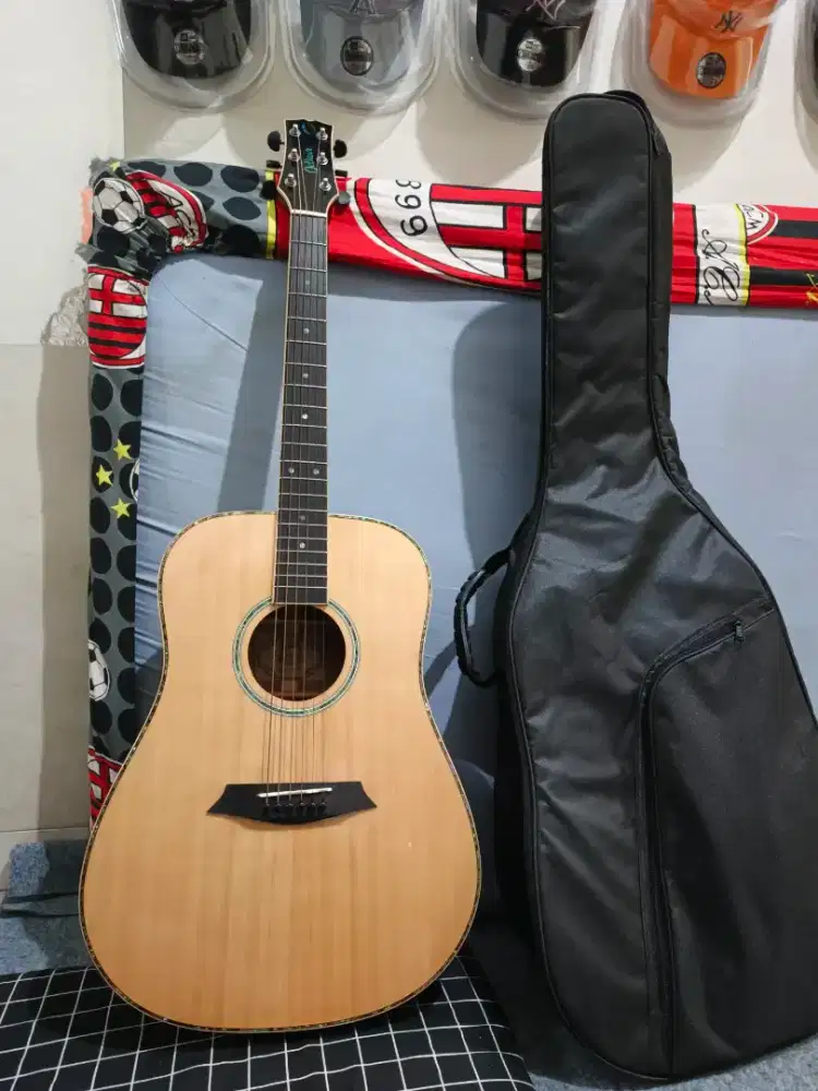 Gitar akustik Odlair