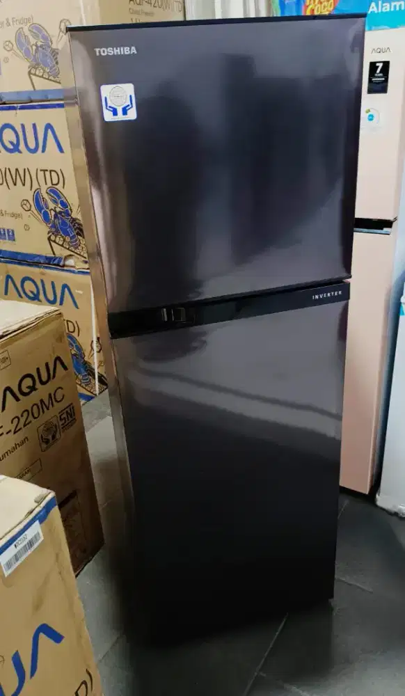 Kulkas 2pintu toshiba inverter ,minus kardus kondisi baru, ukuran 220L