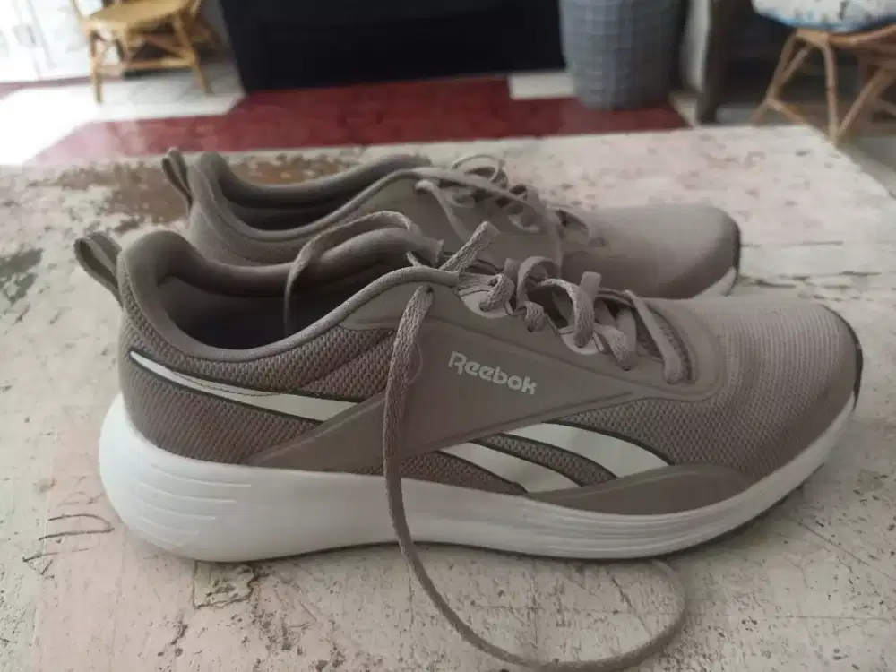 Sepatu running Reebok