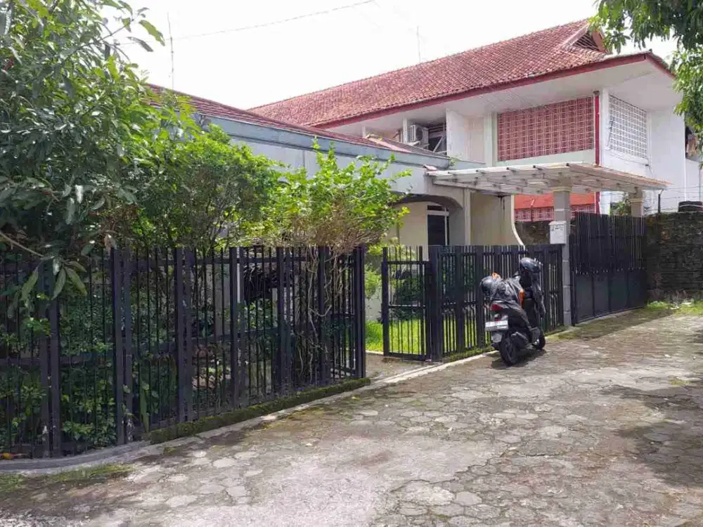 Rumah Luas Di Demangan Baru Dekat AMPLAZ, Kampus SADHAR, UGM, UIN