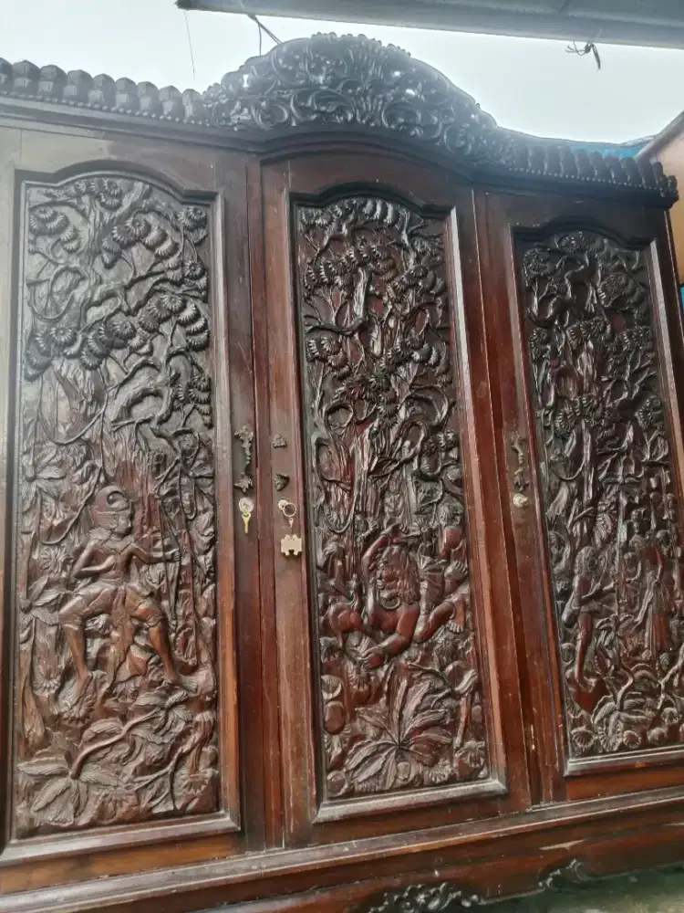 Lemari jati ukir antikk