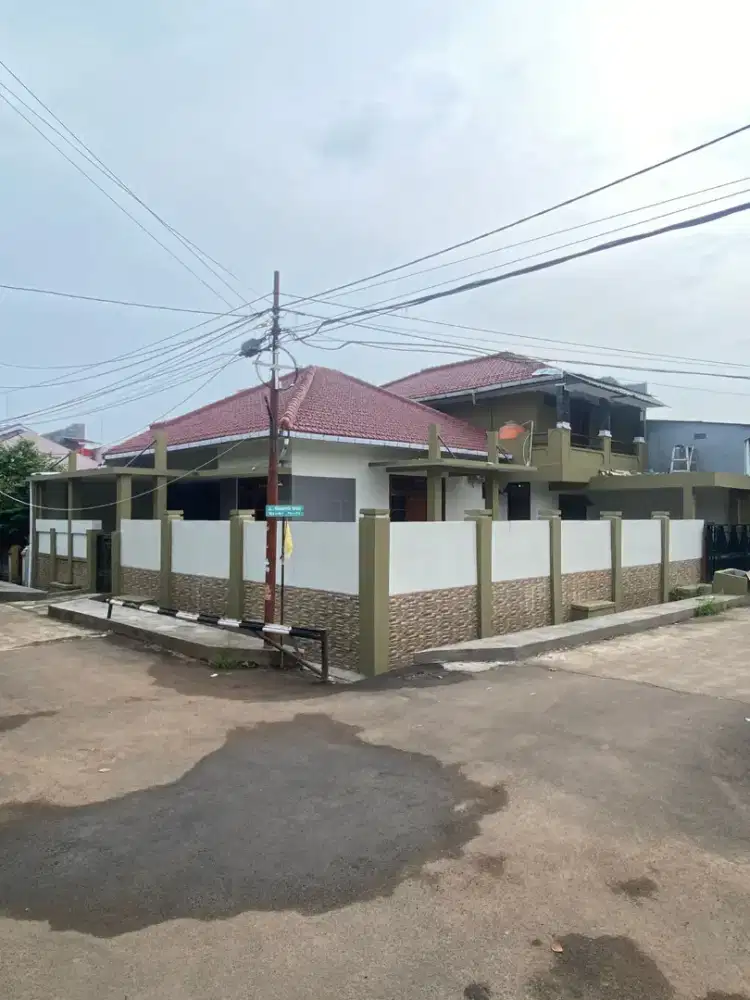 Rumah di hoek, lokasi strategis. Listrik 2200 watt, Jet pump