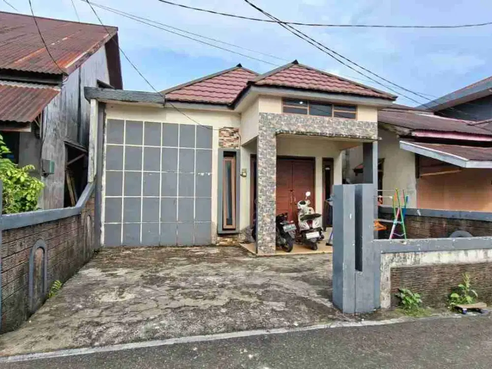 Dijual rumah bernuansa modern non-furnished berpagar beserta carport dan dekat akses jalan raya besar di Jl. Husein Hamzah Pal 3, Gg. Ikhsan