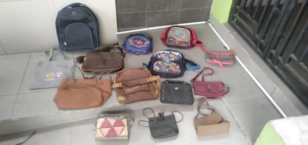 Di jual semua macam barang di foto iklan ada sepatu,tas,barang2 lain