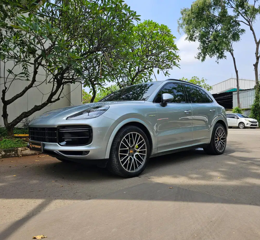 (RARE ITEM) Porsche Cayenne E Hybrid 2023 low km Turbo S
