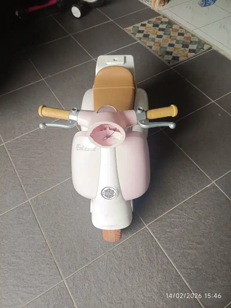 Mainan motor aki model vespa matic