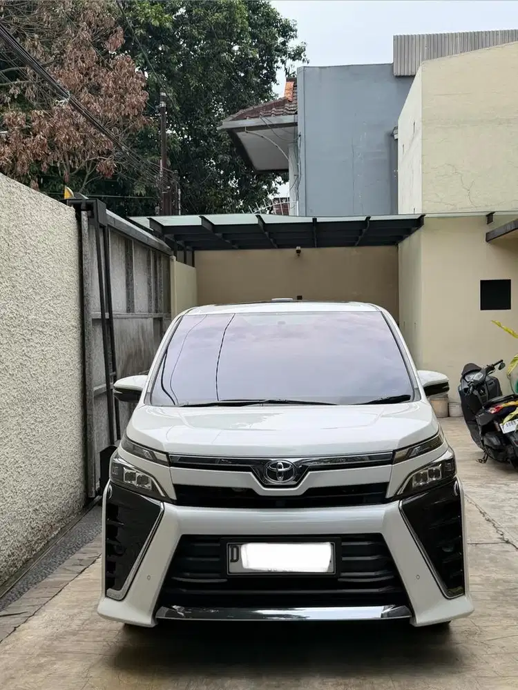 Toyota Voxy 2018 putih siap pakai