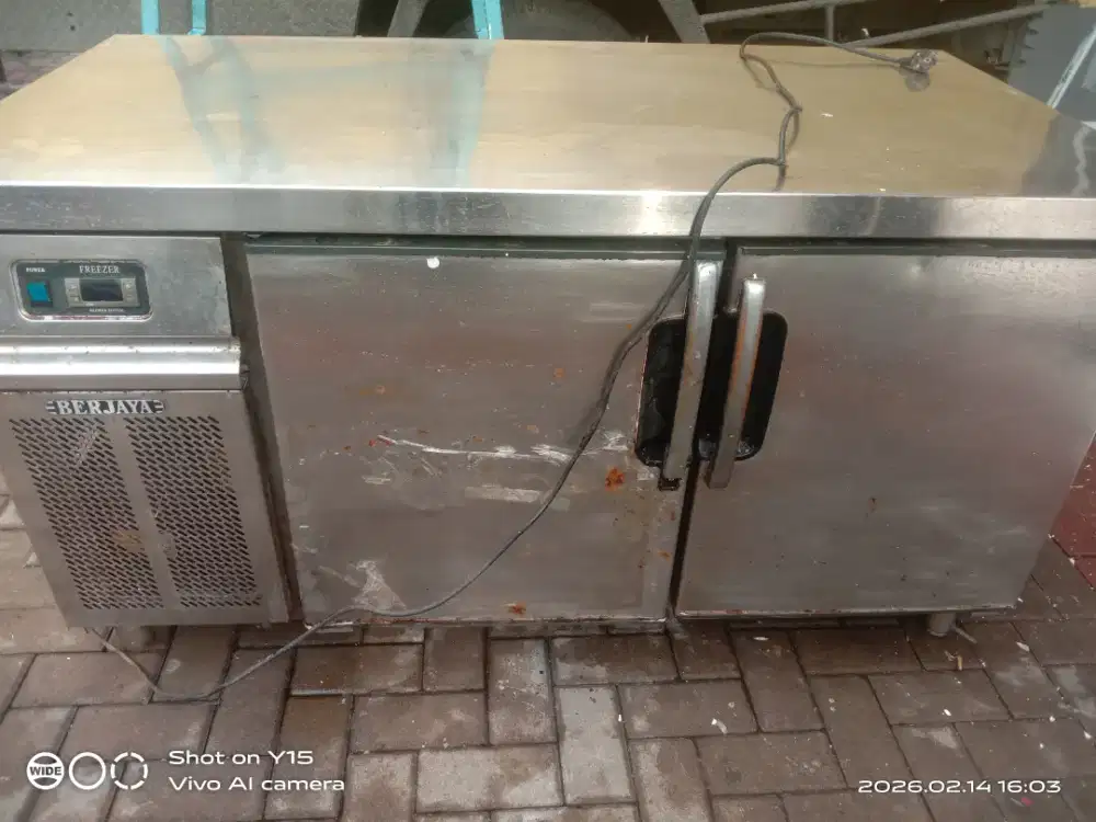 Jual frezer dua pintu kondisi ga dingin mrek Eberjaya