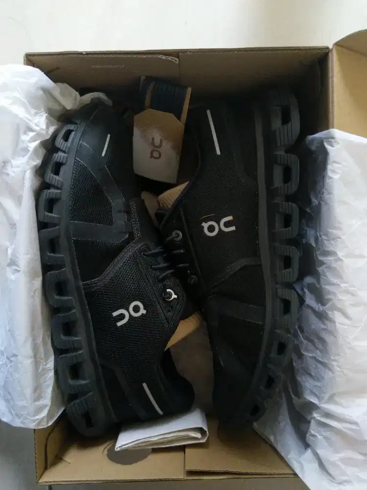 On Cloud 6 Black on Black Waterproof