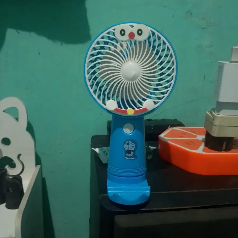 Kipas angin mini genggam karakter Doraemon