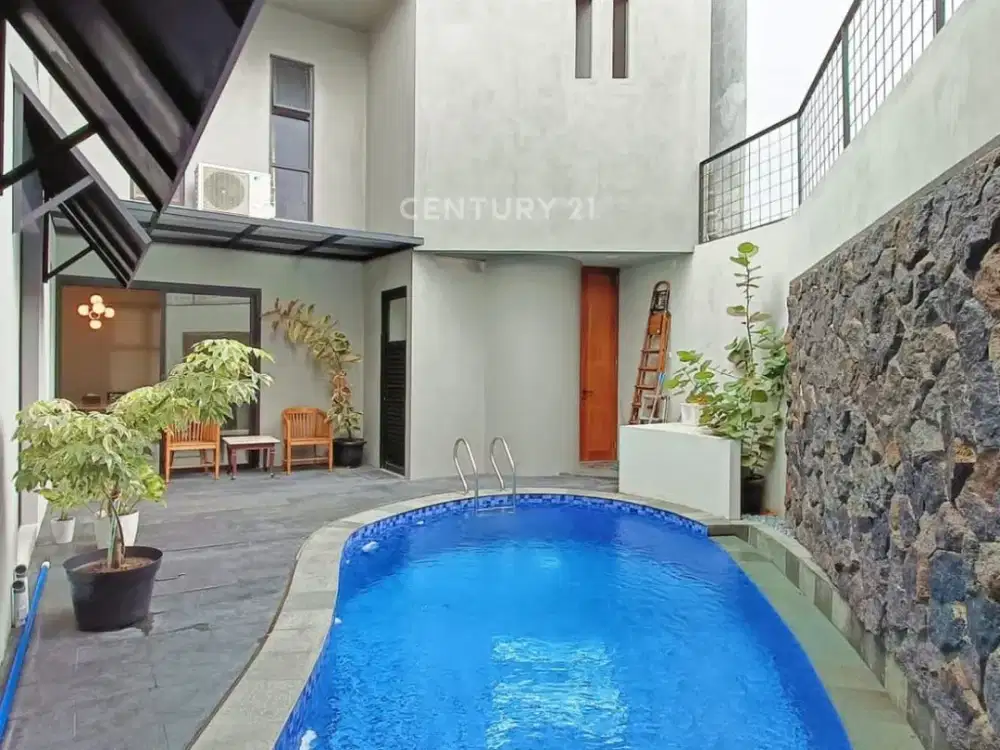 Rumah cantik siap huni dilengkapi dengan swimming pool di Sektor 9