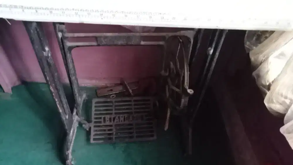 Mesin Jahit Singer Klasik Kaki Besi Standard, dan meja kayu