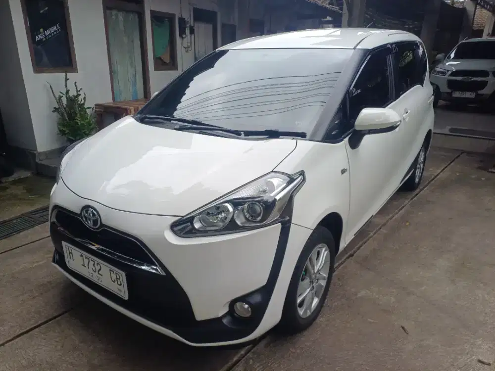 Toyota sienta type G 2018 putih