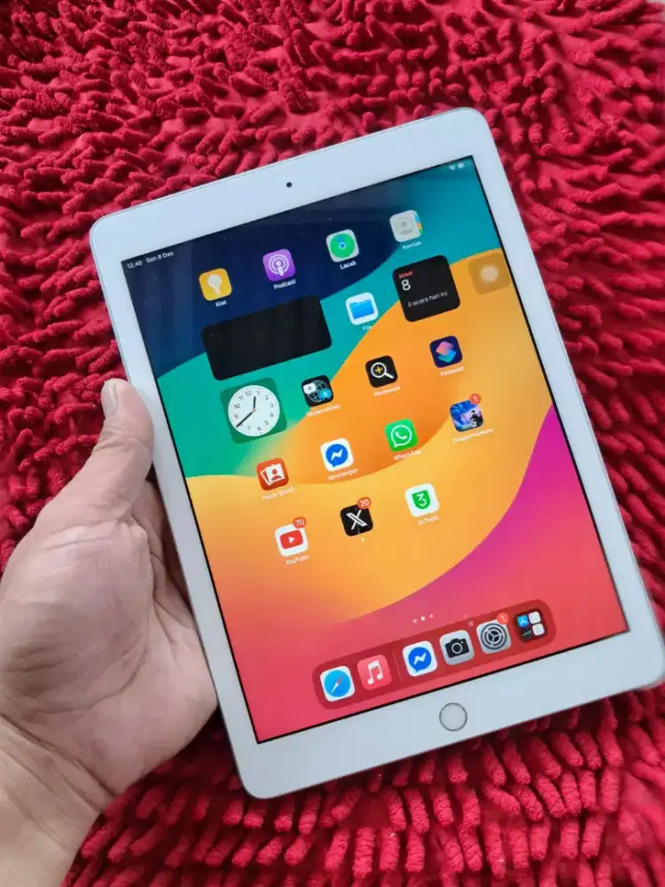 iPad gen 6 32gb mulus cakep wifi only iPad charger aja