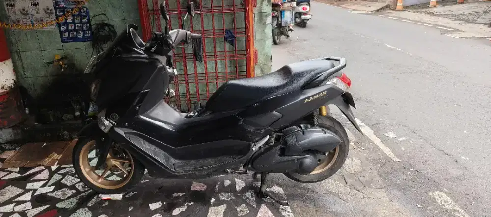 di jual nmax 2018. warna hitam doff