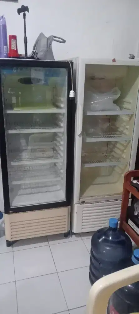 Dijual cepat showcase