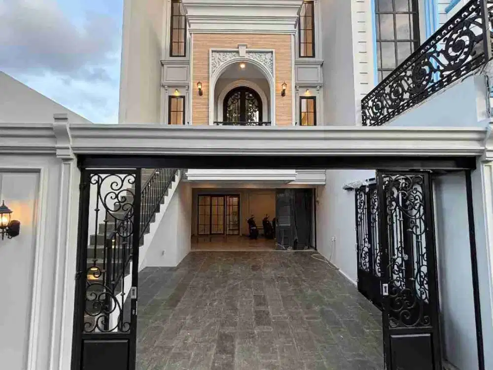 Rumah mewah dalam komplek elit dekat akses Tol dan cilandak KKO