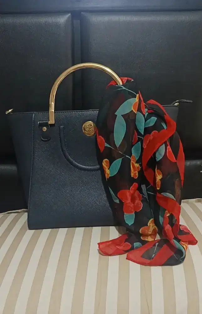 Baju, sepatu, tas bekas