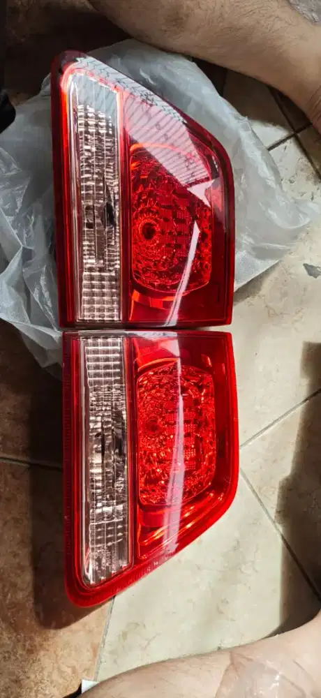 Jual lampu belakang mika fortuner 2010 dan grill lengkap depan