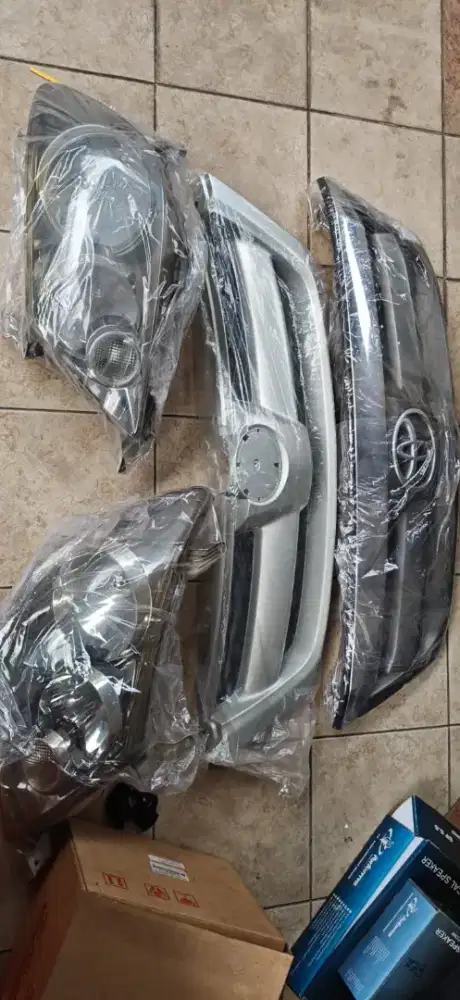Jual  head lamp  dan stop lamp fortuner 2010 dan grill lengkap depan