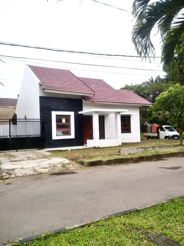 MURAH RUMAH TERAWAT TANAH LUAS POSISI HOEK AREA SUMMARECON