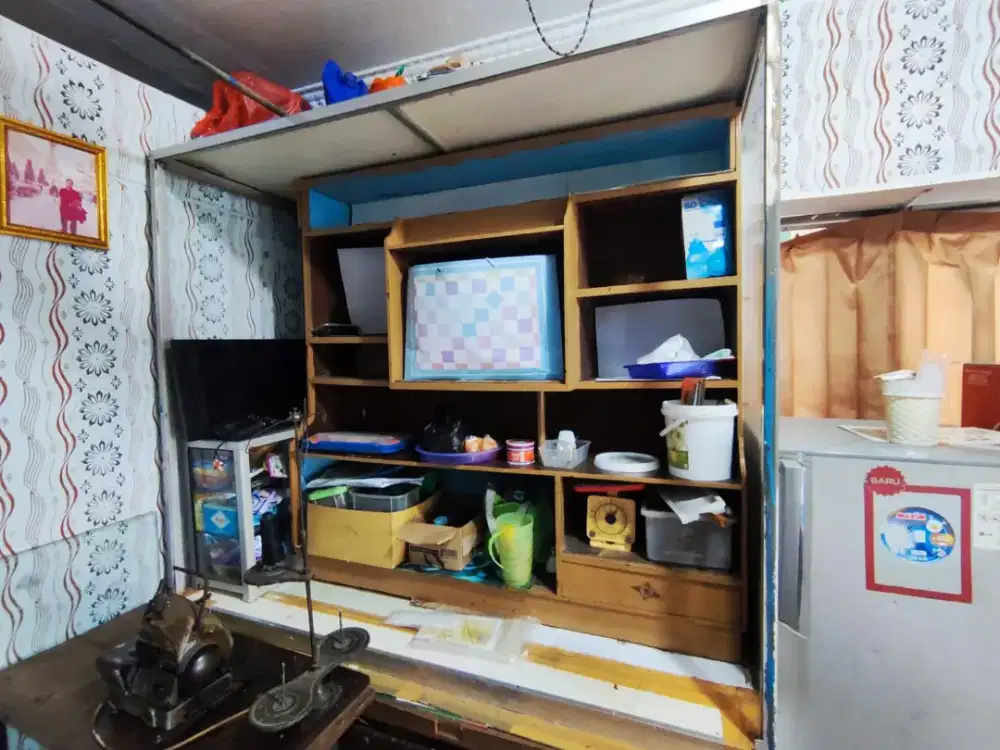 Etalase kaca P x L x T 

176 x 66 x 152