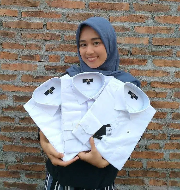 Baju Kemeja Putih Ori Matahari.