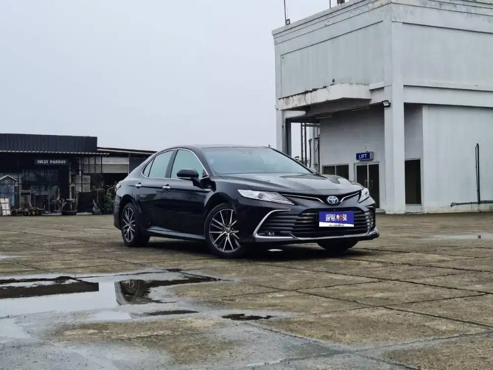 Toyota Camry 2.5 V Hybrid TSS Matic AT 2022 Hitam KM 27RB