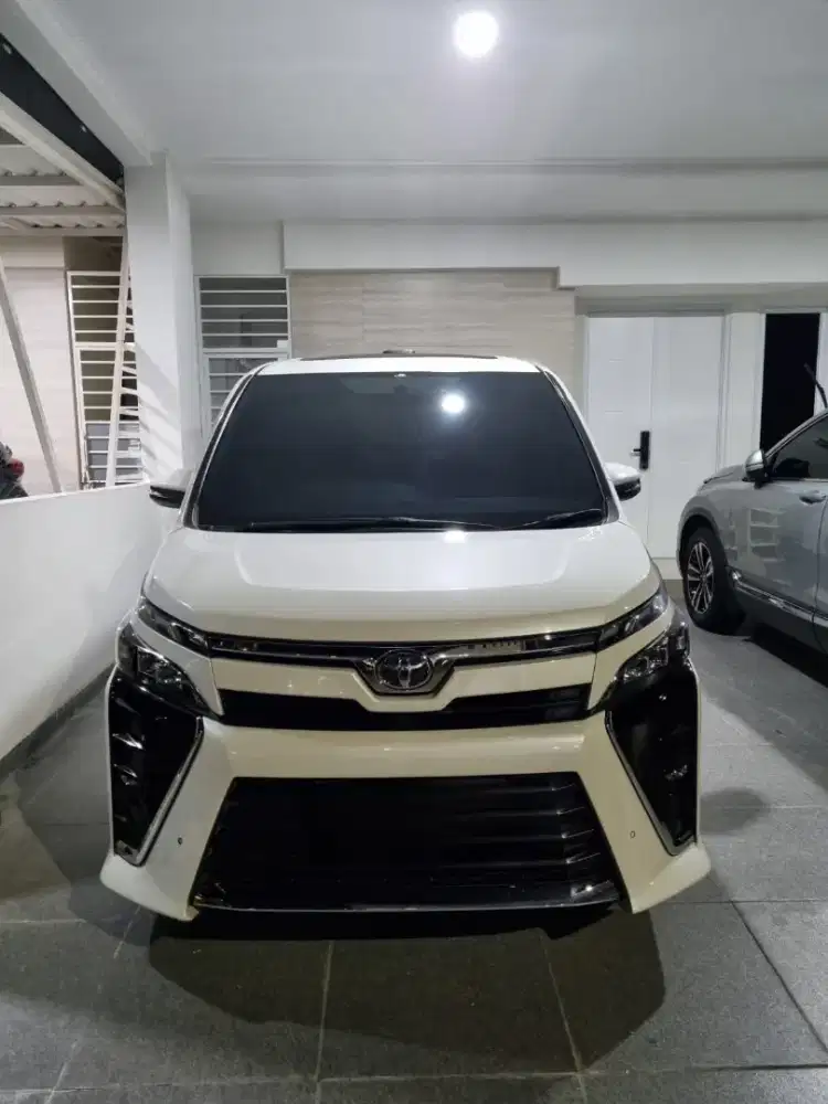 Toyota Voxy 2.0 AT 2019 (NIK2018)