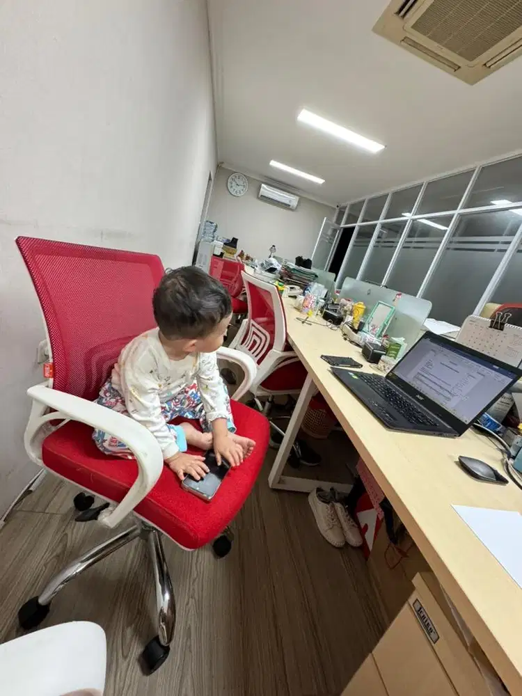 Dibutuhkan Art momong anak 1 usia 2th (Wanita max usia 30th)