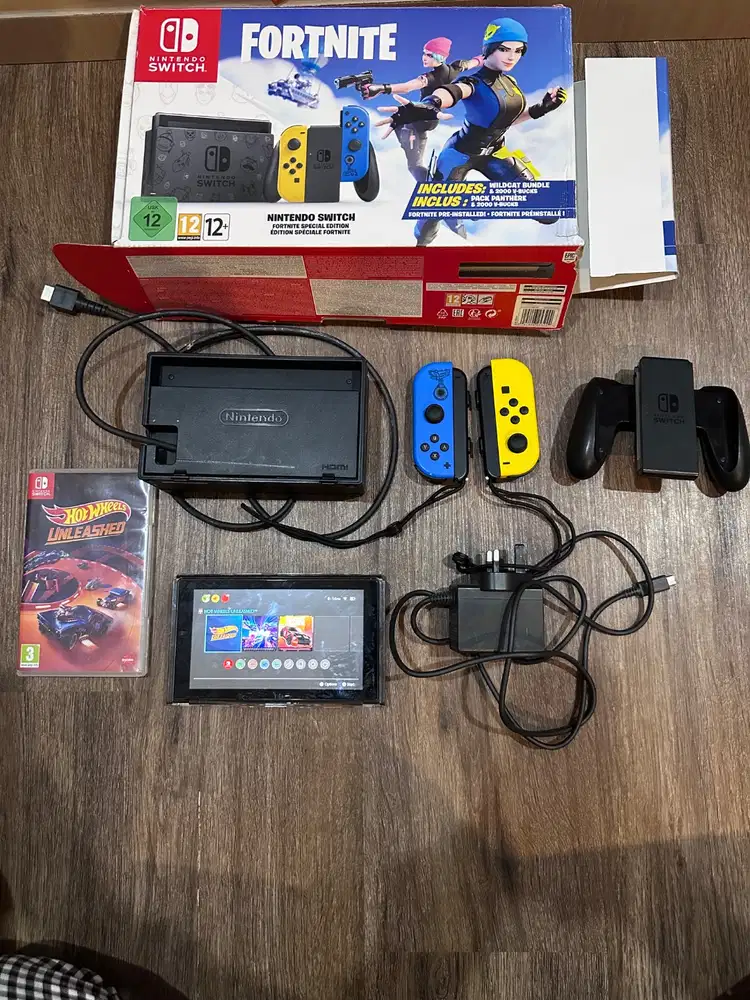 Nintendo Switch v2 Fortnite Limited Edition Fullset ( Free Hotwheel )