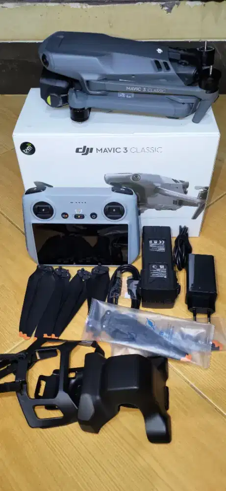 DJI Mavic 3 Classic + RC Built-in Display - Like New