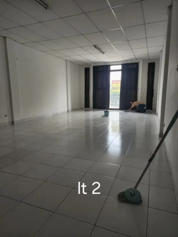 Disewakan Ruko 3,5 Lantai di Komplek Mekarwangi
