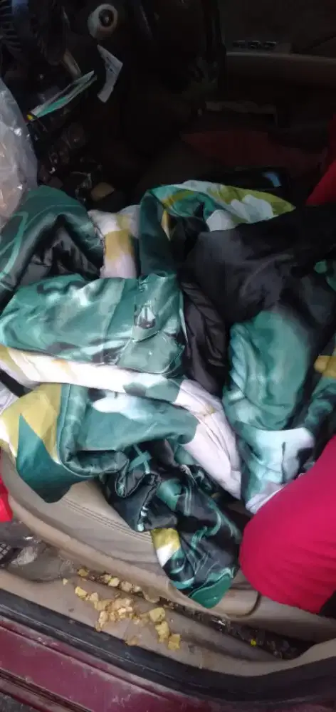 Di jual yg butuh dan minat  alas kasur,bed caver ori ,asli 180x200