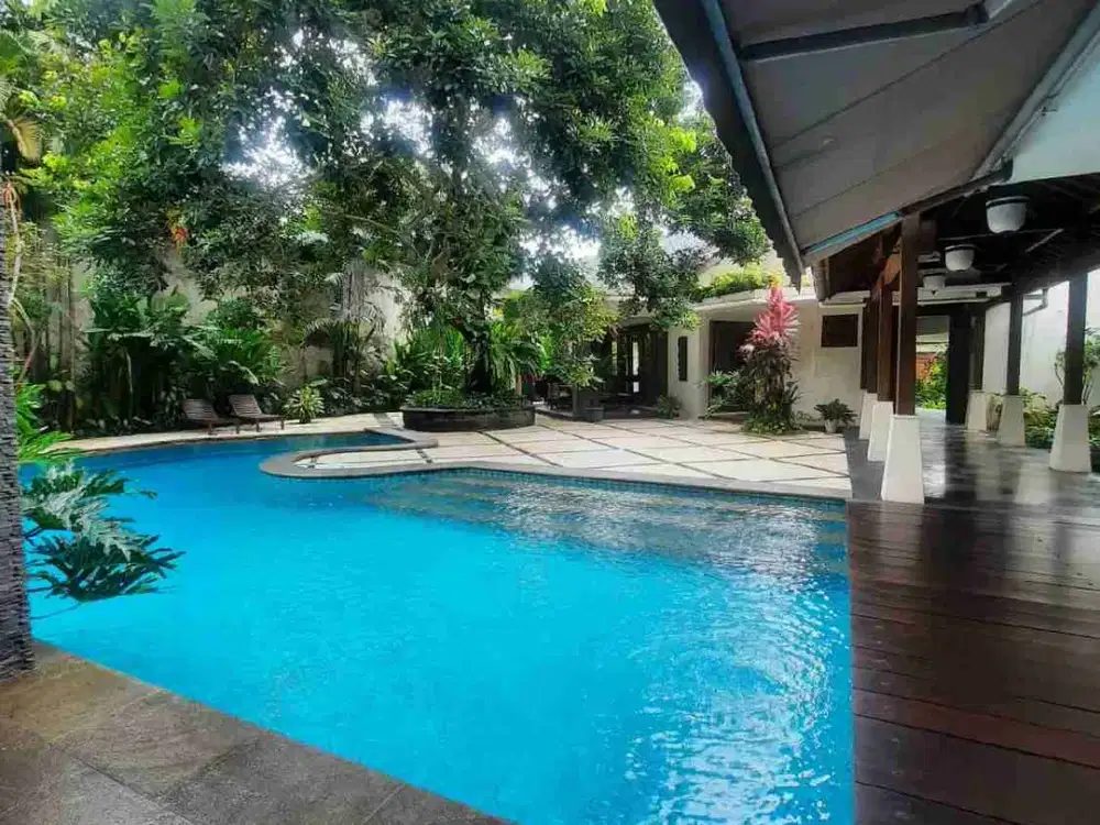 Rumah homey luas ada kolam renang strategis di Fatmawati Jaksel.