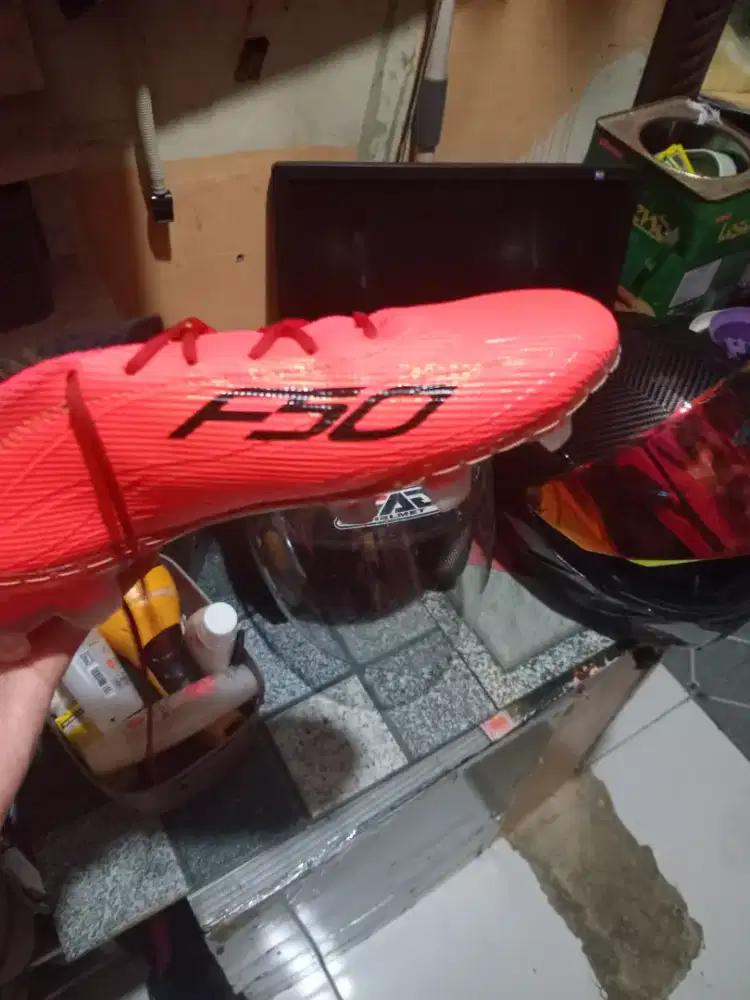 Sepatu bola f 50