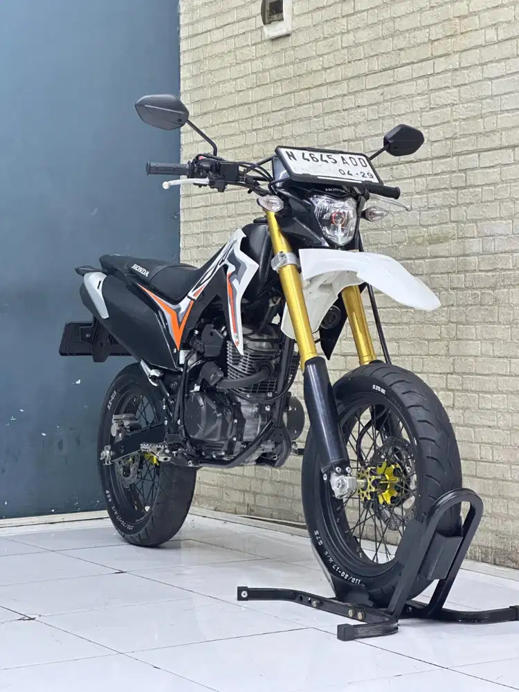 HONDA CRF 150L SUPERMOTO -Chintia Mustika