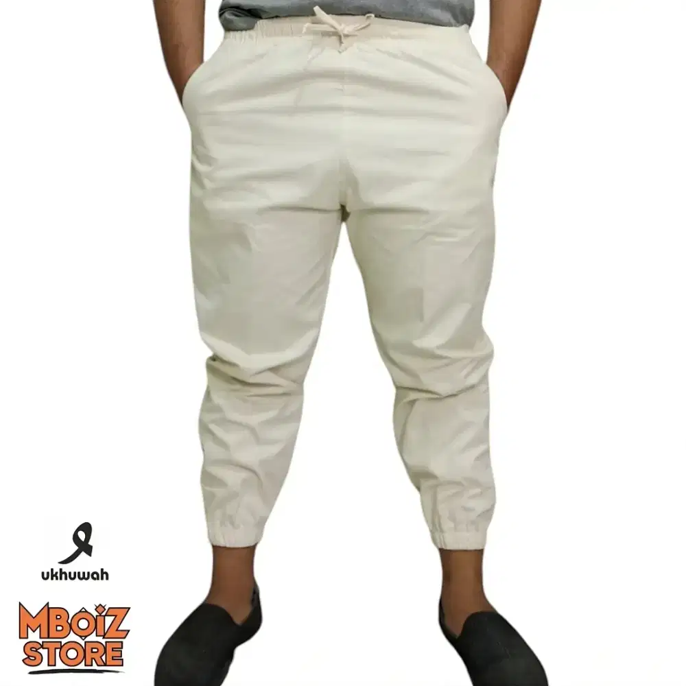 Celana jogger warna Ivory