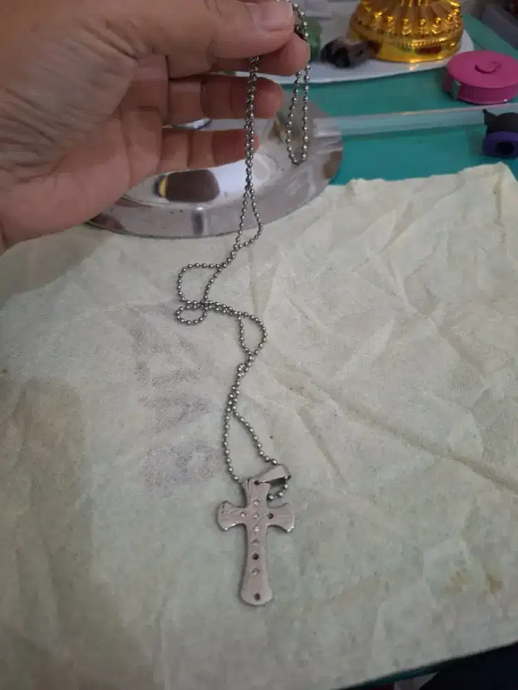 Kalung liontin salib 
Rantai model bola 
Limited edition 
Barang teraw
