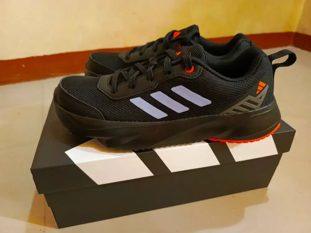 Sepatu running Adidas original