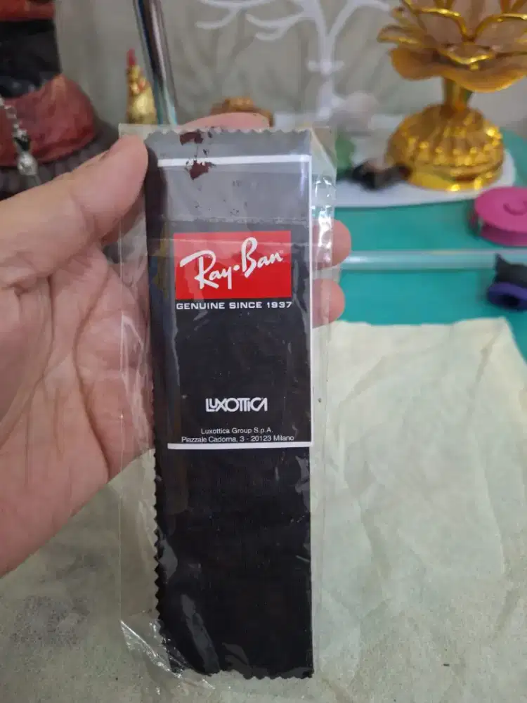 Kain pembersih branded 
Ray ban kain pembersih 
Lensa kacamata 
Limite