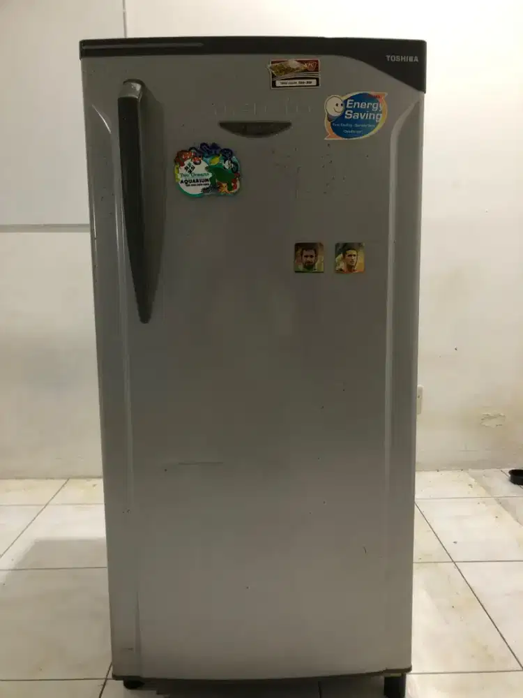 DIJUAL CEPAT! KULKAS TOSHIBA DEADLINE PINDAHAN RUMAH