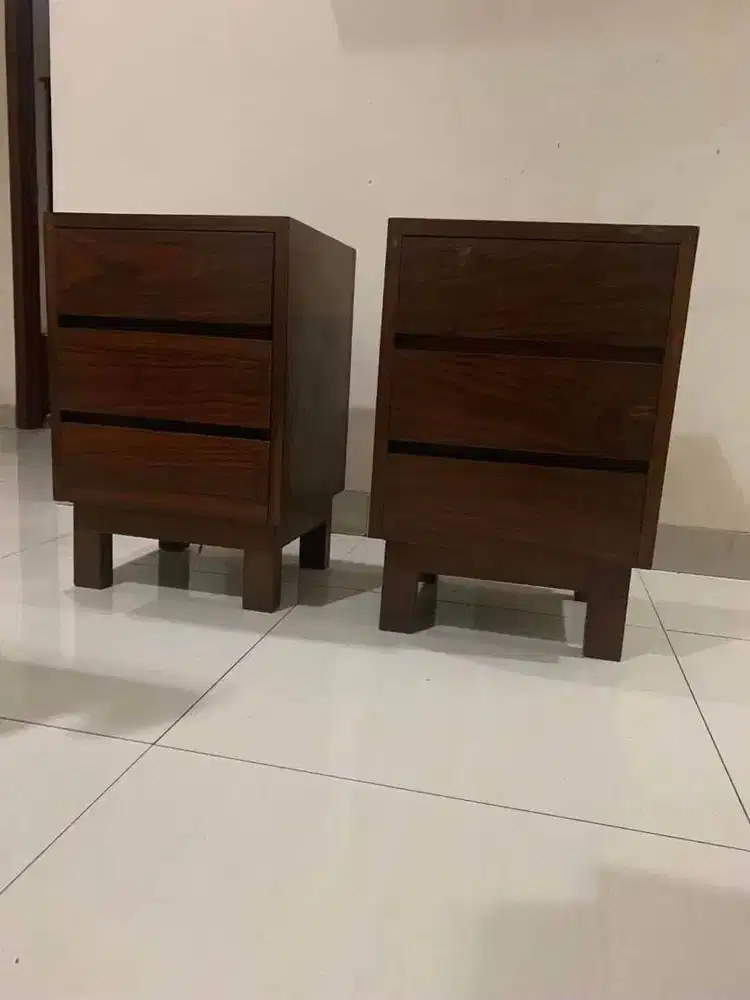 2x Meja Nakas Bahan Kayu Jati | 3 Pintu