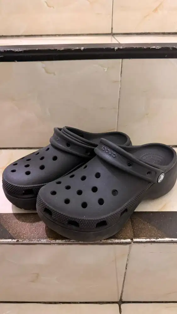 CROCS CLASSIC PLATFORM CLOG - BLACK