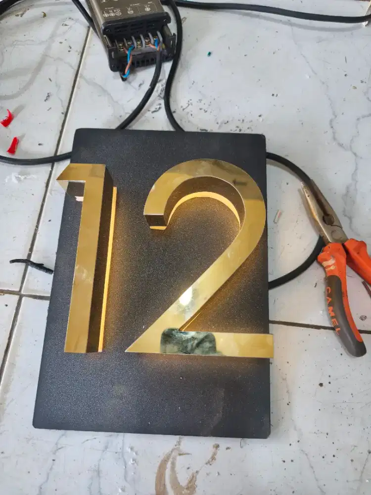 huruf timbul dan neonbox